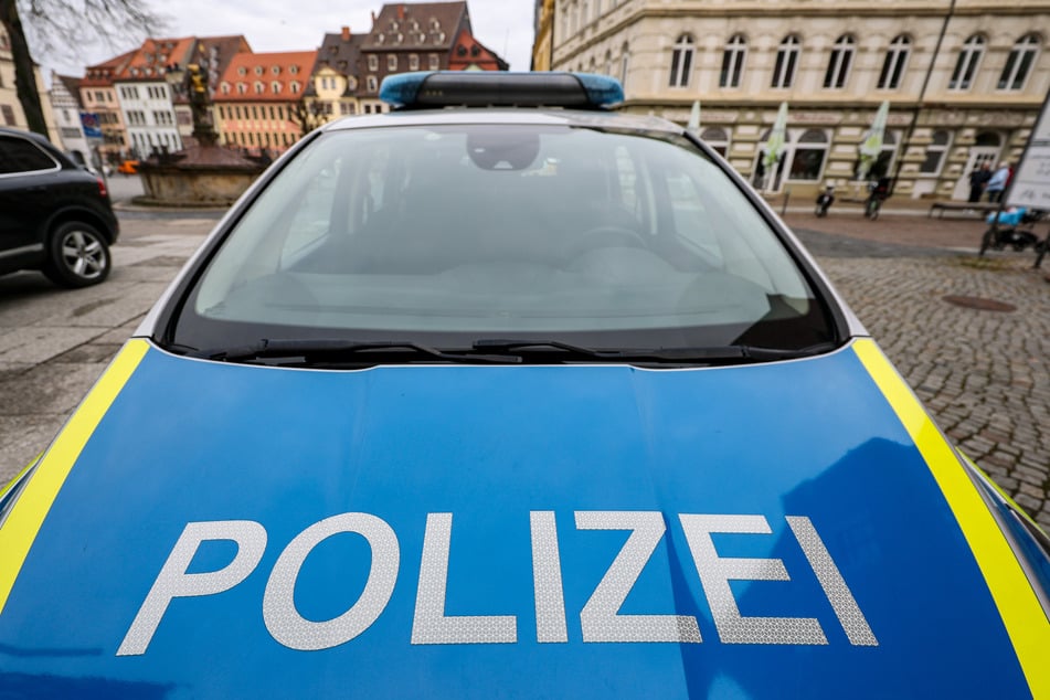 Gleich mehrere Polizisten brachten den berauschten Mann auf dem Marktplatz zu Boden und legten ihm Handschellen an. (Symbolfoto)