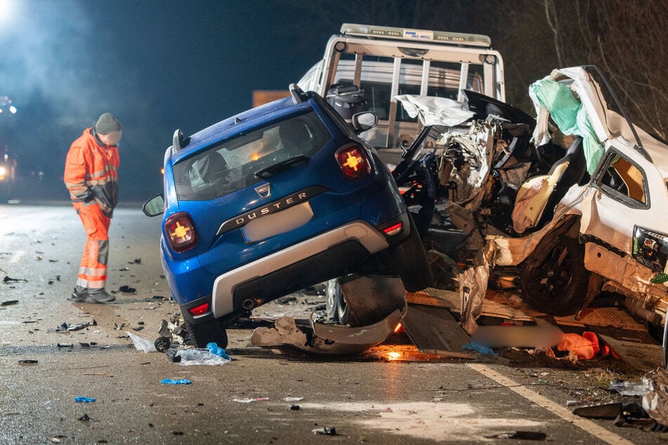 Vierjähriges Kind stirbt: Polizei ermittelt nach tödlichem Unfall mit drei Opfern