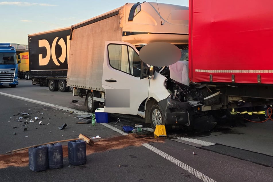Transporter und Lastwagen kollidierten am Stauende.