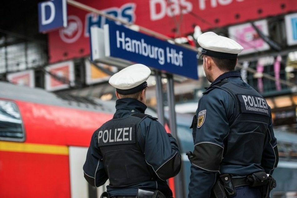 Polizisten stehen am Gleis des Hamburger Hauptbahnhofs.