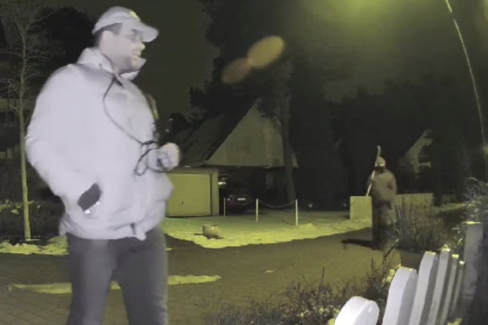 Die Polizei erhofft sich Hinweise aus der Bevölkerung, um die abgebildeten Männer zu identifizieren
