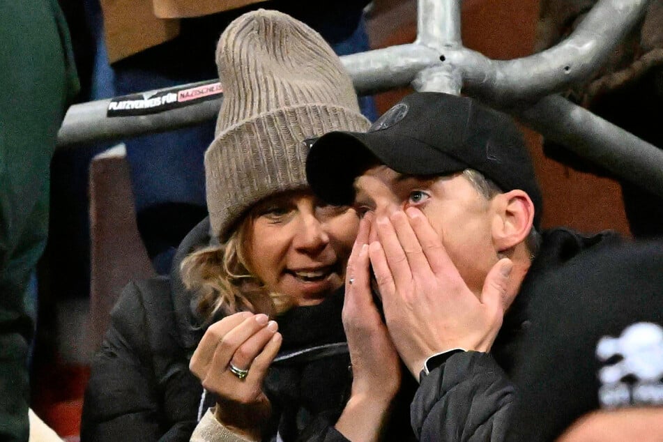 Alexander Blessin (52) lief nach Abpfiff zu seiner Familie. Neben seiner Frau Charlotte fiel ihm die ganze Last ab.