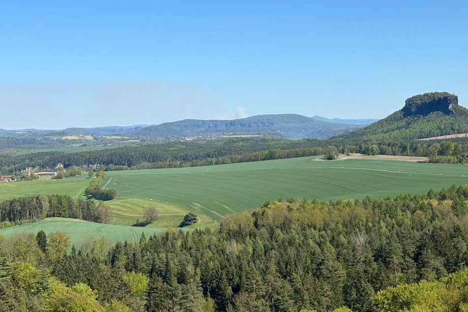 Selbst vom Bärenstein aus sind die Rauchschwaden in der Böhmischen Schweiz sichtbar.