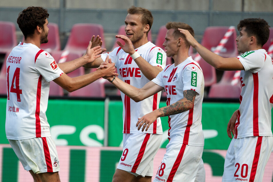 Kölns Neuzugang Sebastian Andersson (2. v. l.) traf direkt in seinem ersten Spiel zum 1:1 (22.).