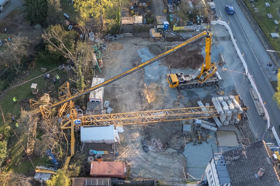 Die Unfallstelle von oben: Der im Aufbau befindliche Kran und der Ausleger des Autokrans liegen am Boden.