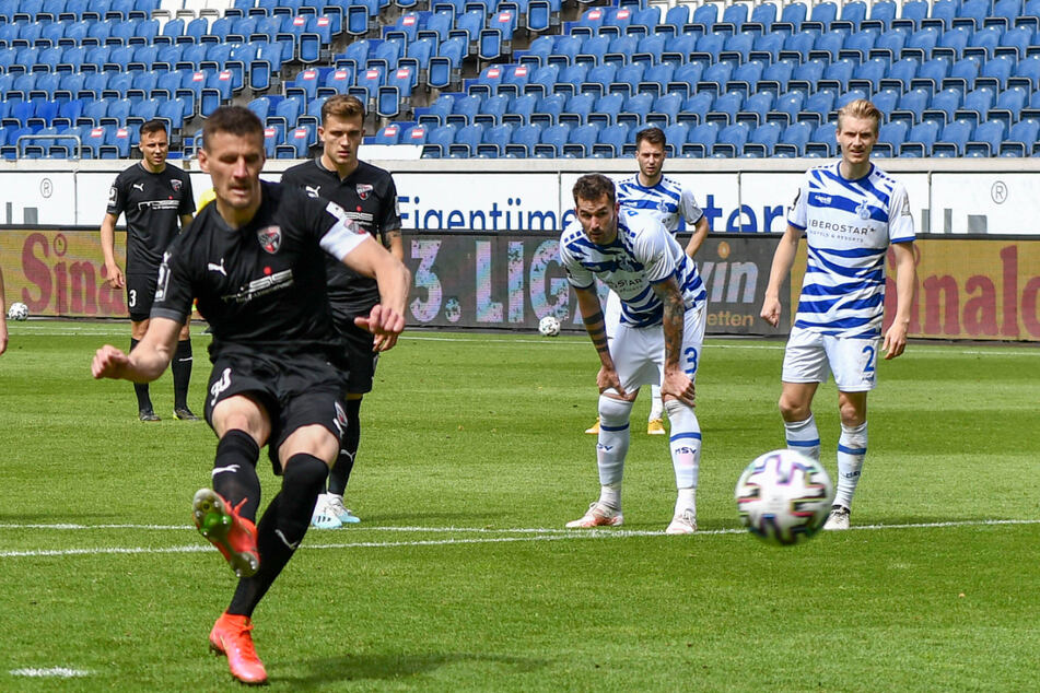 Stefan Kutschke verwandelt den Foulelfmeter zum 1:1. Der Anfang der Ingolstädter Aufholjagd.