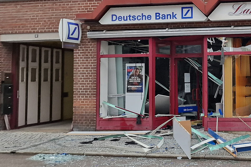 Anwohner hören Knall: Geldautomat in Genthin gesprengt!
