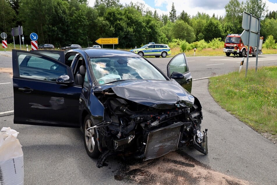 Kreuzungscrash auf der B169 in Stützengrün (Erzgebirge): An der Einmündung zur Zschorlauer Straße krachte dieser Opel mit einem Skoda zusammen.