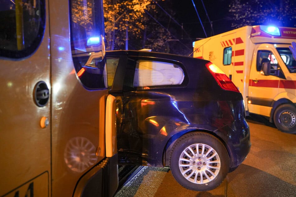 Die Straßenbahn krachte mitten in die Fahrerseite des Unfallautos.