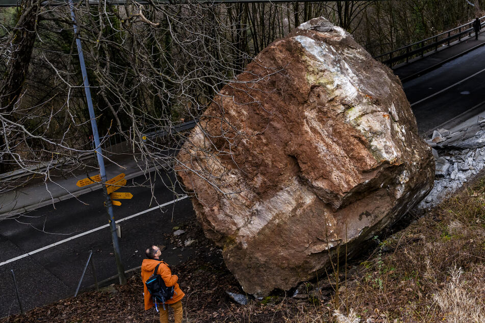Riesenfelsbrocken stürzt von Berg: Häuser nicht mehr zu erreichen