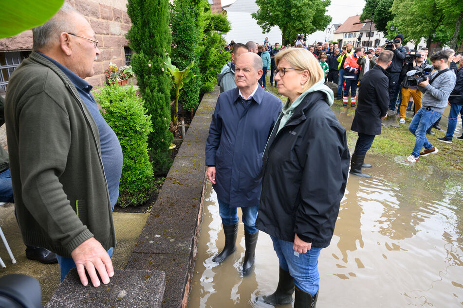 Bundekanzler Olaf Scholz (65, SPD) hat die überschwemmten Gebiete im Saarland besucht.