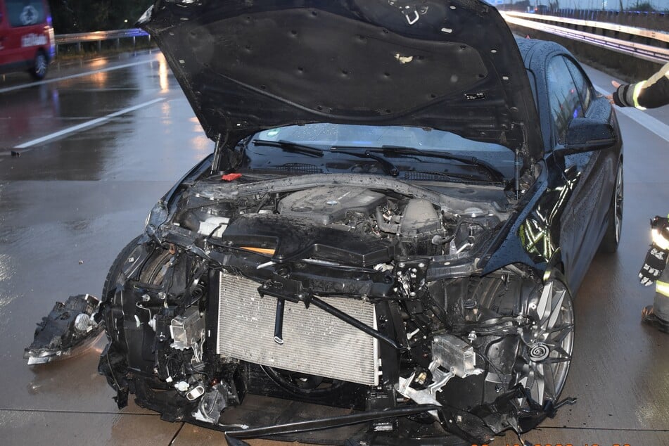 Unfall A9: Starkregen auf der A9: Fahrer verliert Kontrolle über Auto und kracht in Leitplanke