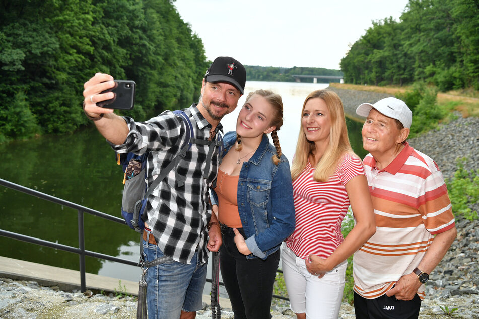 Selfie von drei Generationen: Lanny Lanner (46, v.l.), Johanna Mross (19), Stefanie Hertel (42) und Eberhard Hertel (82) posieren am Zeulenrodaer Meer.