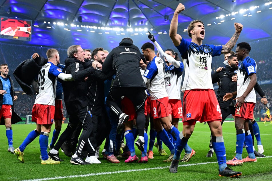 Die Rothosen bejubelten den späten Punktgewinn wie einen Heimsieg.