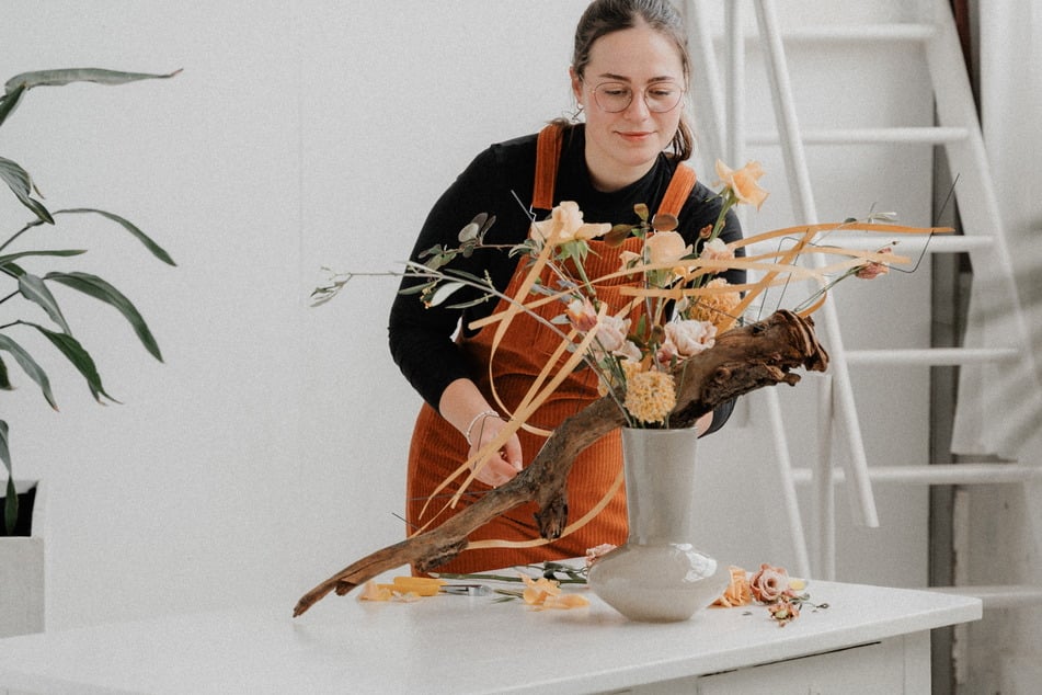 Viel Liebe zum Detail und für das Gesamtwerk: Kim Bücholdt bezaubert mit Blumen.