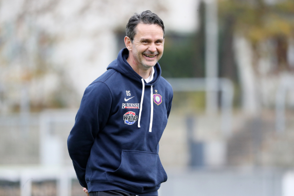 Hat nach dem Heimsieg gegen Darmstadt 98 gut Lachen: Aue-Coach Dirk Schuster (52).