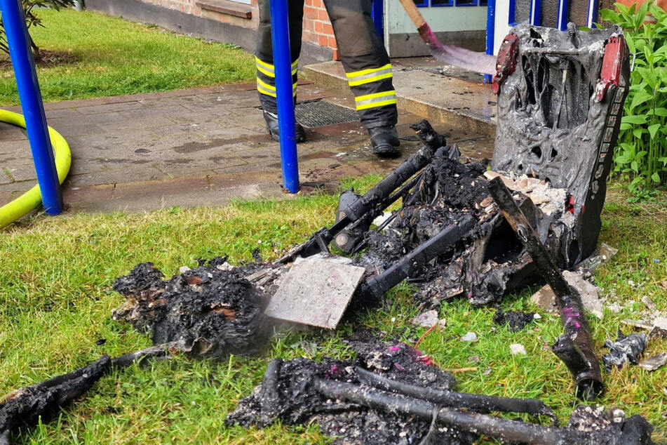 Hamburg: Zwei Kinderwagen gehen in Flammen auf: Sechs Personen müssen gerettet werden