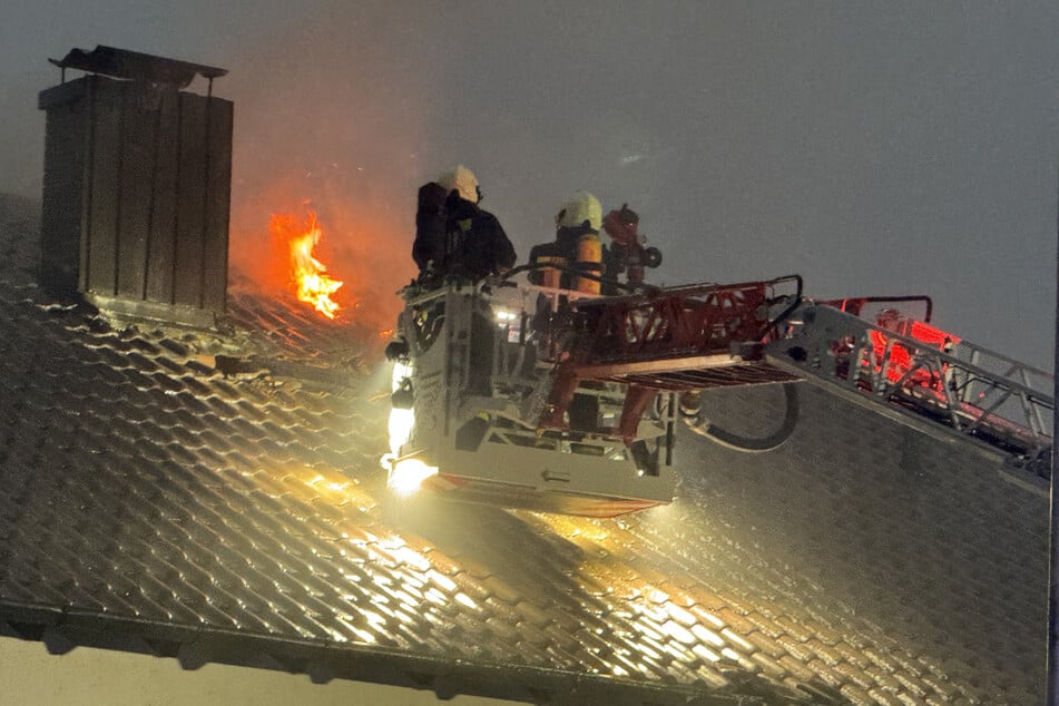 Die Feuerwehr hatte die Flammen in Neuburg an der Donau rasch unter Kontrolle.