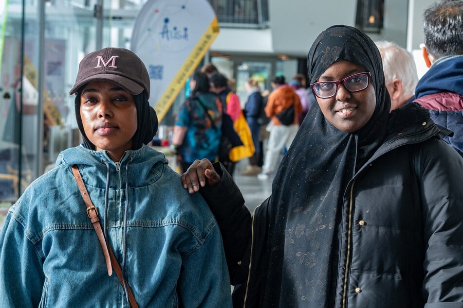 Auch Aisha Omar (25, l.) und Huda Mohammed (27) sahen sich auf der Messe um.