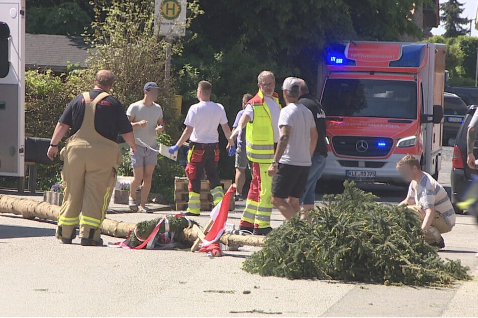 Maibaum stürzt um: Mehrere Menschen verletzt