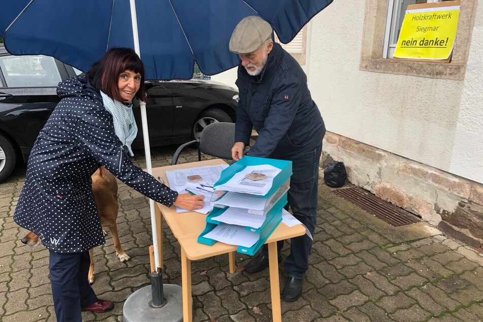 Helga Hübke (73) unterschrieb am Infostand gegen das geplante Holzheizkraftwerk in Chemnitz-Siegmar. Rechts Gert Rehn (75), Sprecher der Bürgerinitiative.