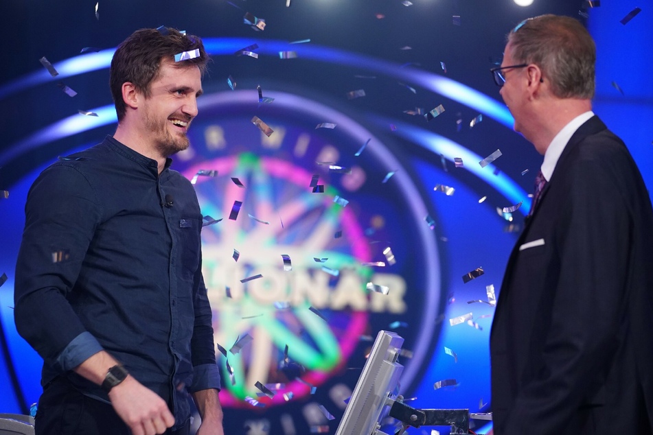 Moderator Günter Jauch (63) mit dem erfolgreichen Kandidaten Ronald Tenholte.