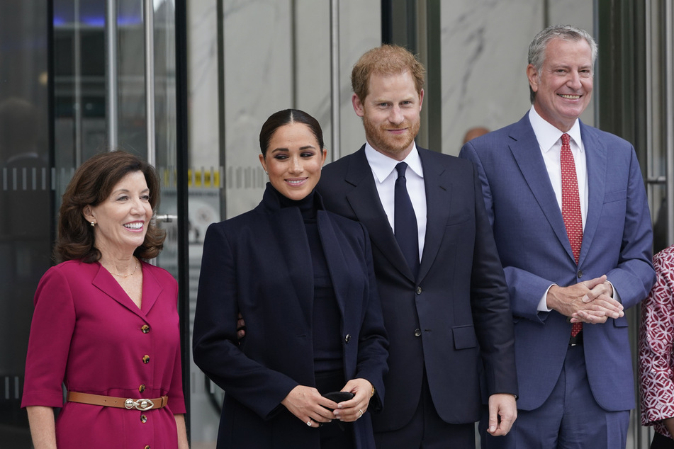v.l.: Kathy Hochul, Gouverneurin von New York, Herzogin Meghan (40), Prinz Harry (37) und Bill de Blasio (60), Bürgermeister der Stadt New York.