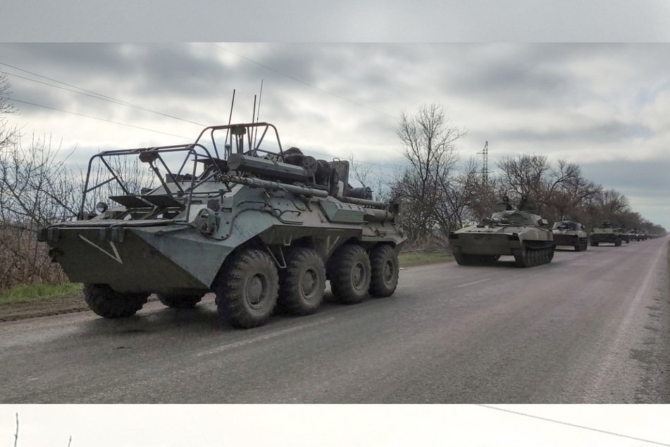Ein russischer Militärkonvoi bewegt sich auf einer Autobahn in einem von russisch unterstützten Separatisten kontrollierten Gebiet in der Nähe von Mariupol.