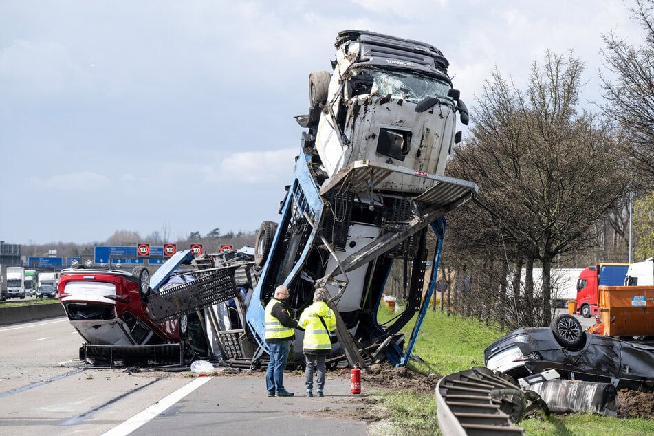 Unfall A3: Autotransporter steht hochkant auf der A3: Wie konnte es dazu kommen?