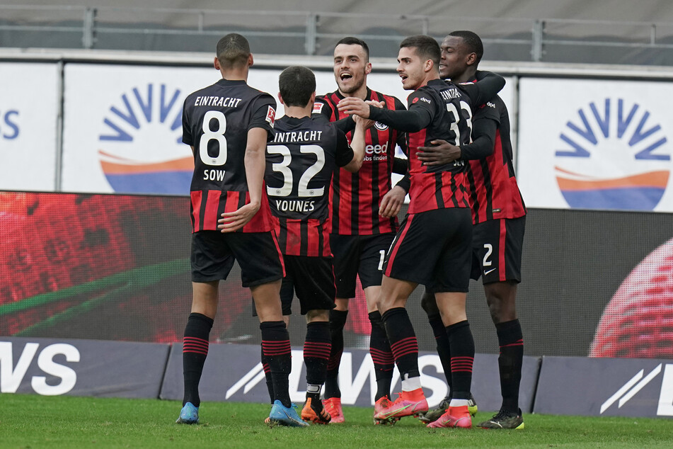 Filip Kostic (M.) bejubelt seinen Treffer zum 1:1 gegen den VfB Stuttgart mit seinen Teamkollegen von Eintracht Frankfurt.