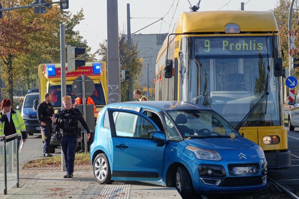 Citroën-Fahrer übersieht Straßenbahn: 78-Jähriger bei Unfall verletzt