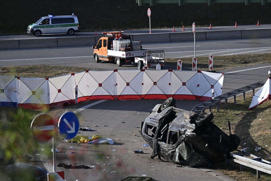 Das verunglückte Auto liegt im Oktober 2023 in einer Auffahrt zur A94. Sieben Menschen kamen darin ums Leben, mehrere wurden verletzt.