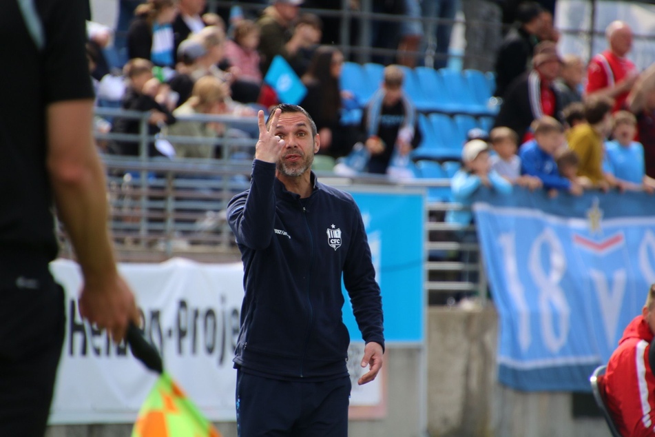 CFC-Trainer Christian Tiffert zeigt es an: Seine Mannschaft kassierte beim FC Viktoria Berlin zwei Tore in der zweiten Halbzeit.