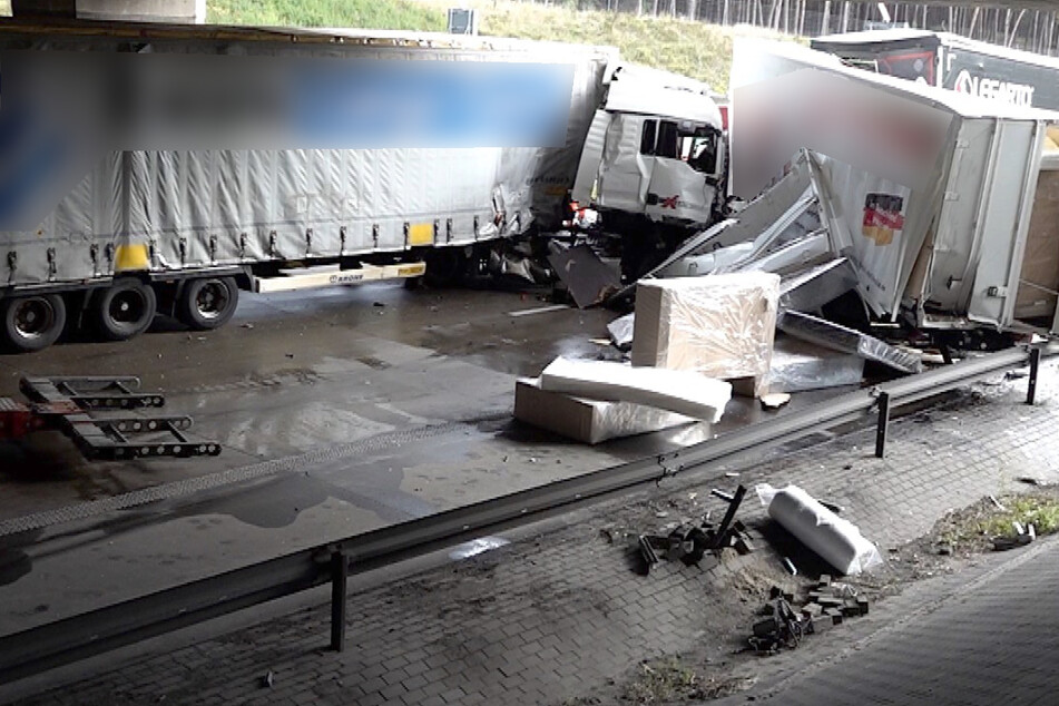 Dadurch wurden insgesamt drei Lastwagen ineinander geschoben. Dabei wurden zwei Männer zum Teil schwer verletzt.
