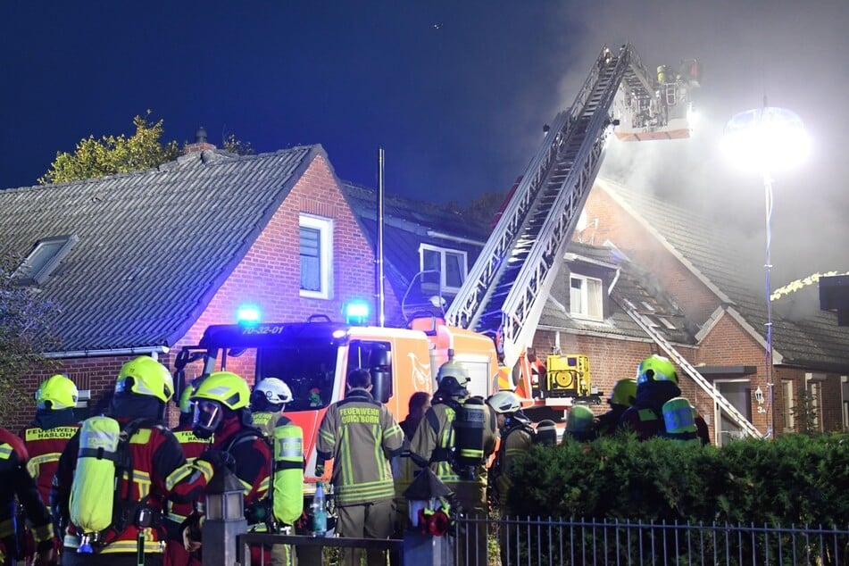 Etwa 100 Einsatzkräfte kämpften vor Ort gegen den Brand.