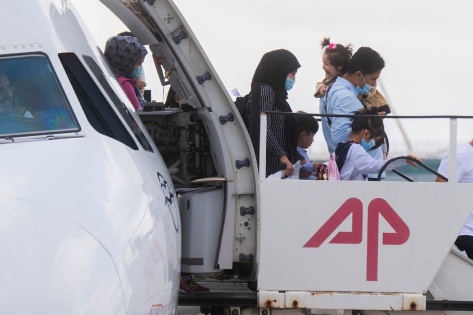 Migranten steigen aus einem Flugzeug am Flughafen Hannover. (Archivbild)