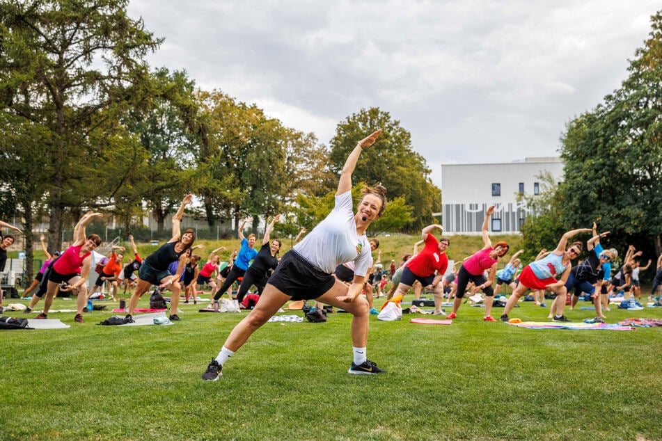 Zahlreiche Sportfans erschienen zum Wochenstart zum Power Workout im Sportpark Ostra.