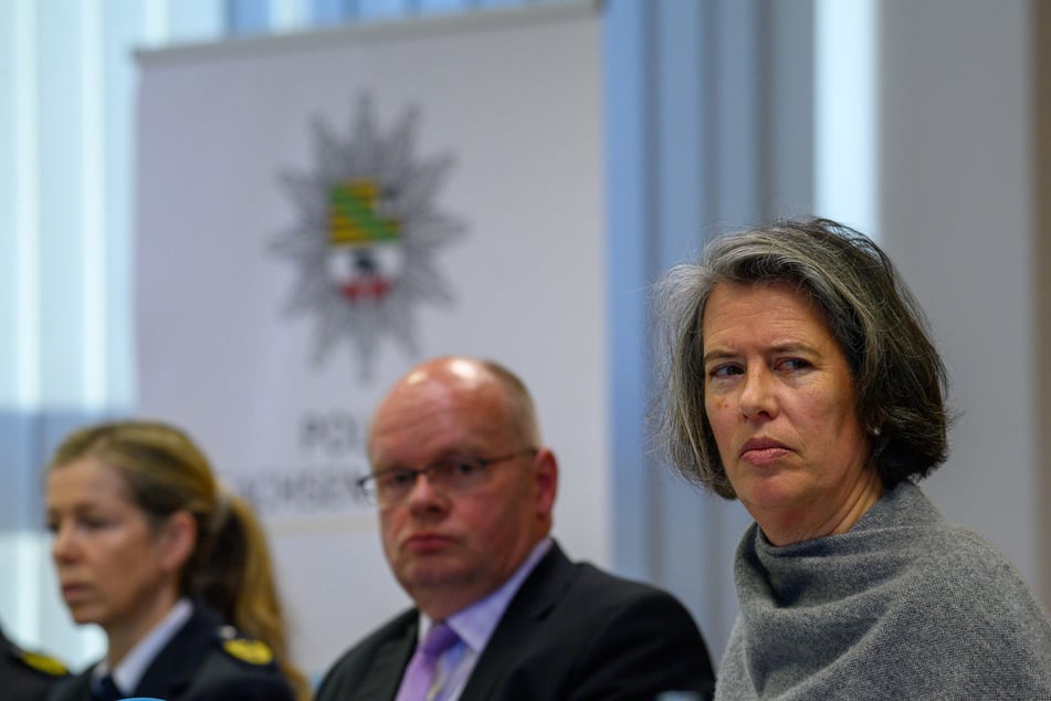 Sachsen-Anhalts Innenministerin Tamara Zieschang (r., 55, CDU) lässt die Fälle rechter Straftaten prüfen. (Archivbild)