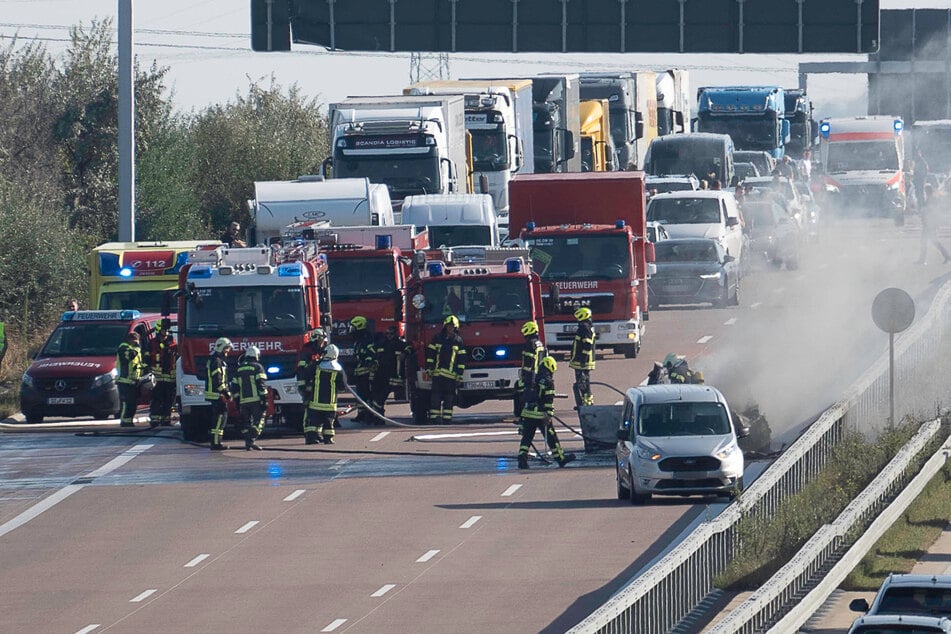 Unfall A9: Mehrere Unfälle auf A9: Auto fängt Feuer - Fahrbahn wieder befahrbar