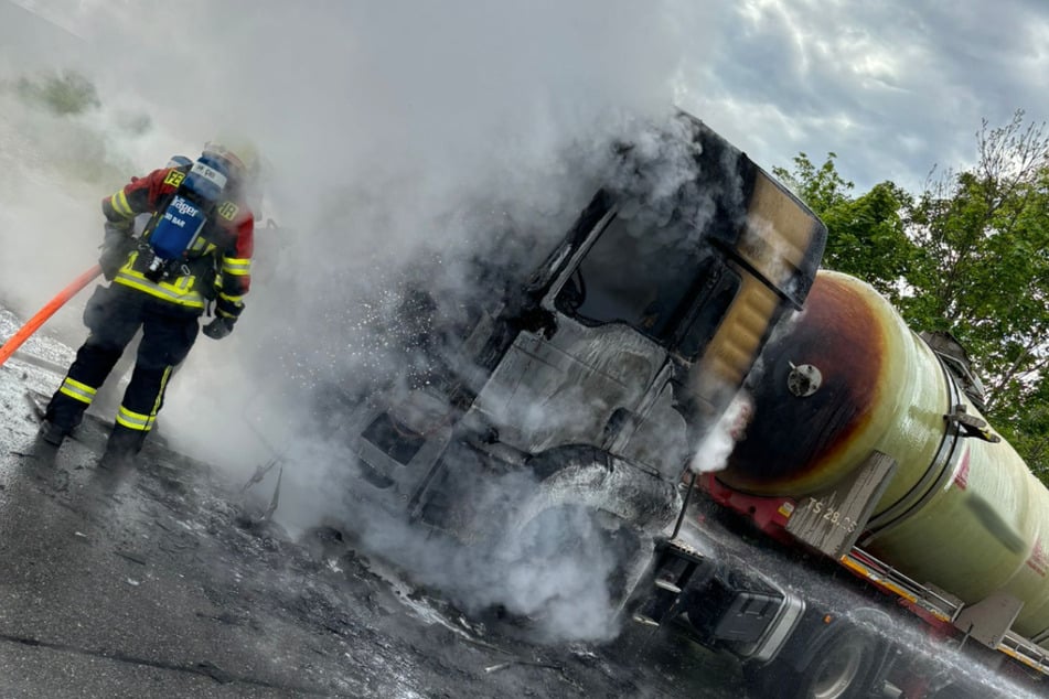 Lkw fängt plötzlich Feuer: Fahrerkabine brennt aus, junger Trucker kann sich retten