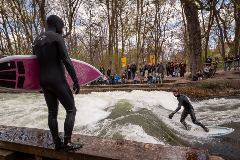 Laut des gewählten Oberbürgermeisters Krause ist das "Surfen am Eisbach Teil des Münchner Lebensgefühls".