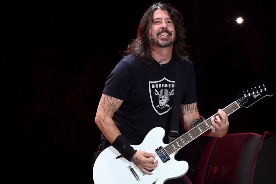 Auf Instagram verkündete Dave Grohl (55), erneut Vater geworden zu sein, doch nicht seine Frau ist die Mutter des Kindes.