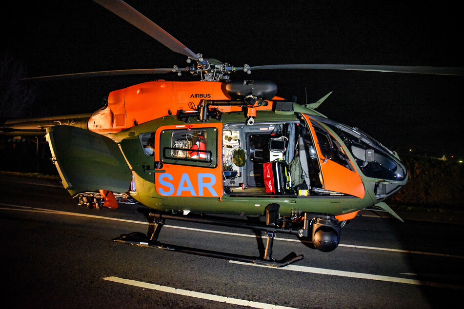 Ein Rettungshubschrauber hat den schwer verletzten 23-Jährigen in eine Uniklinik geflogen.