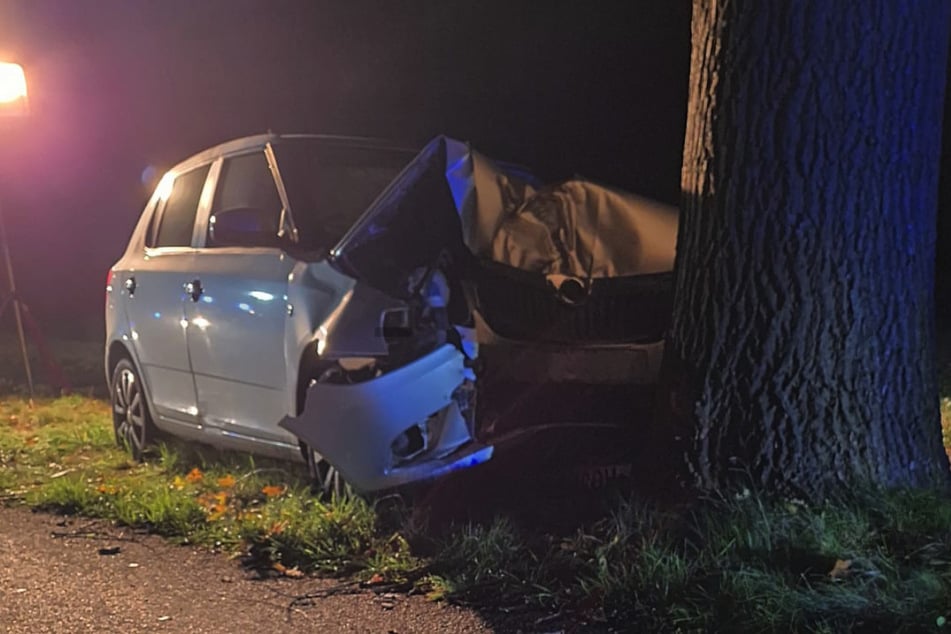 Ein Auto ist am Samstagabend auf der K202 bei Höperhöfen gegen einen Baum gekracht, eine Frau verstarb.