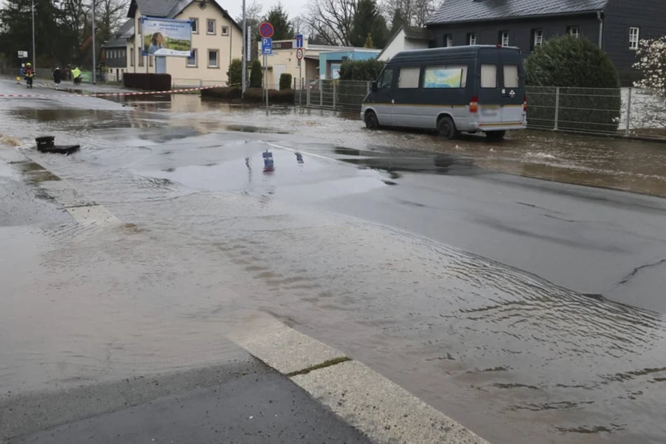 Chemnitz: Vollsperrung nach Wasserrohrbruch in Chemnitz: Reparaturarbeiten dauern eine Woche