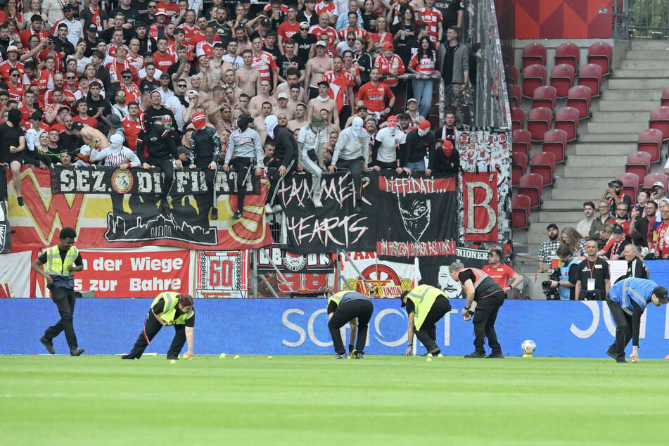 Die Ordnungskräfte hatten durch den Tennisball-Protest alle Hände voll zu tun.