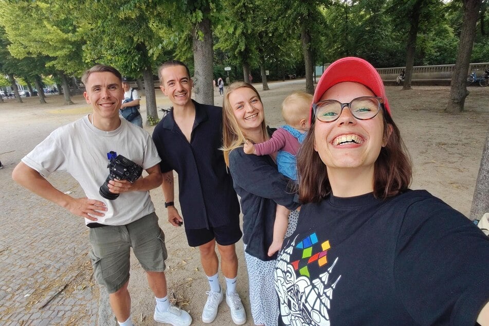 Philipp (32, 2. v.l.), Katharina (32) und Romy (9 Monate) zusammen mit Miriam Weber vom Regionalmanagement Erzgebirge und Videograf Peter Kaeselau (l.) bei ihrer "Glück auf!"-Challenge in Berlin.