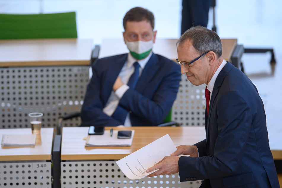 Jörg Urban (57, r), Vorsitzender der AfD in Sachsen, geht nach seiner Rede an MP Michael Kretschmer (45, CDU) vorbei.