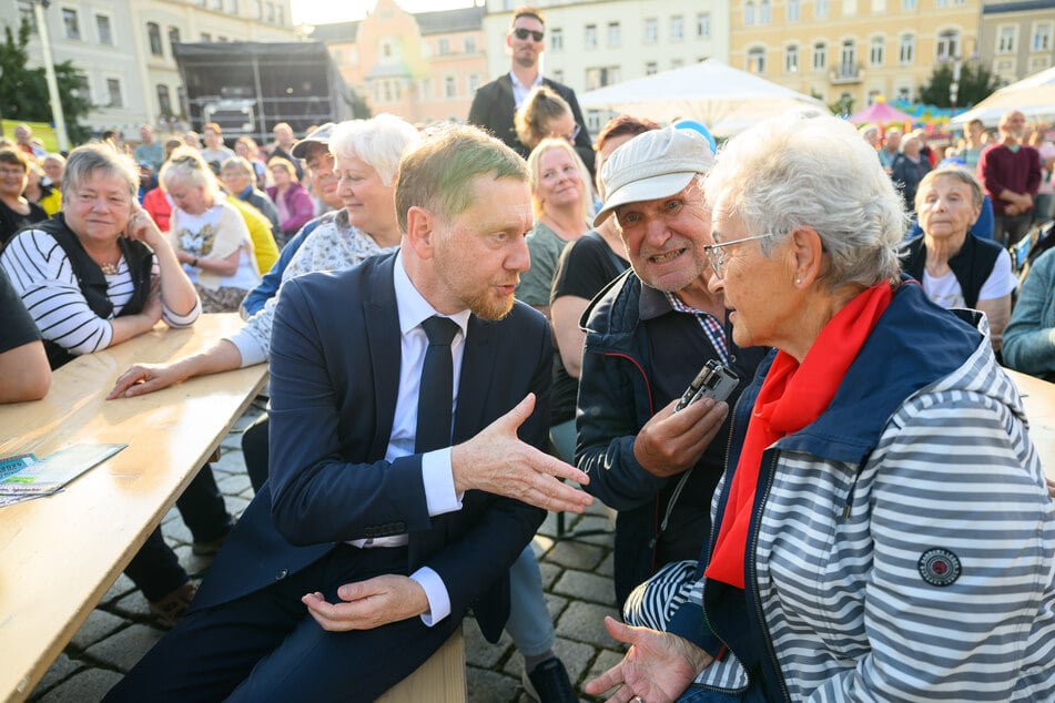 Auch MP Michael Kretschmer (50, CDU) ist in Sebnitz vor Ort.