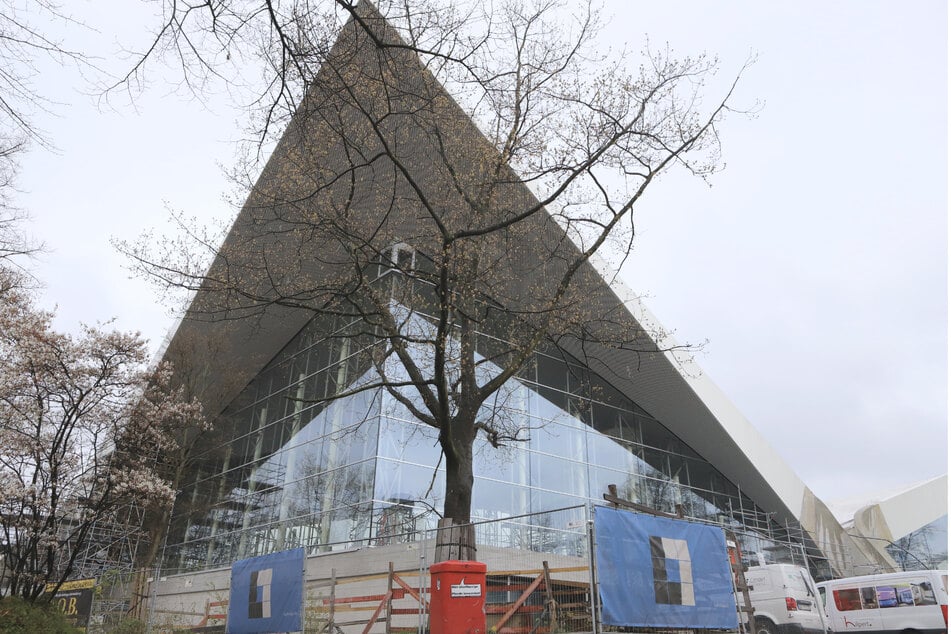 So sieht die Alsterschwimmhalle seit 50 Jahren aus. Dieses futuristische Design wird beibehalten und nur im Sinne der Nachhaltigkeit angepasst.